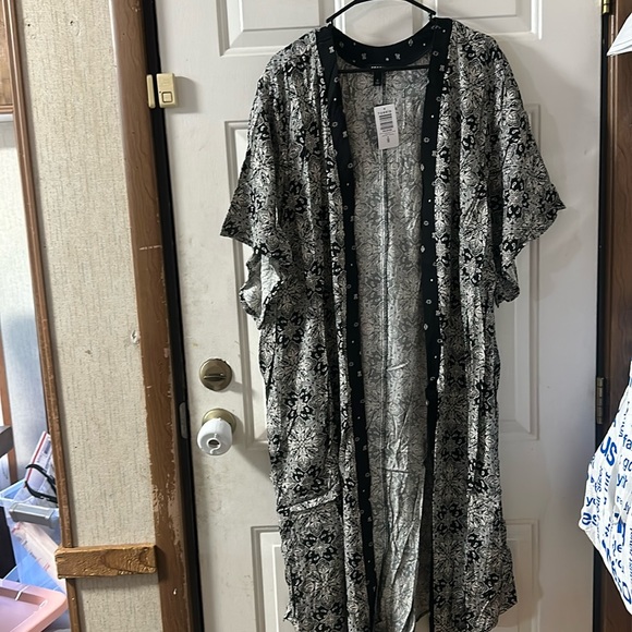 TORRID Challis Dolman Shirttail Kimono: BLACK/WHITE: NEW WITH TAGS: SIZE 5 - Picture 2 of 5